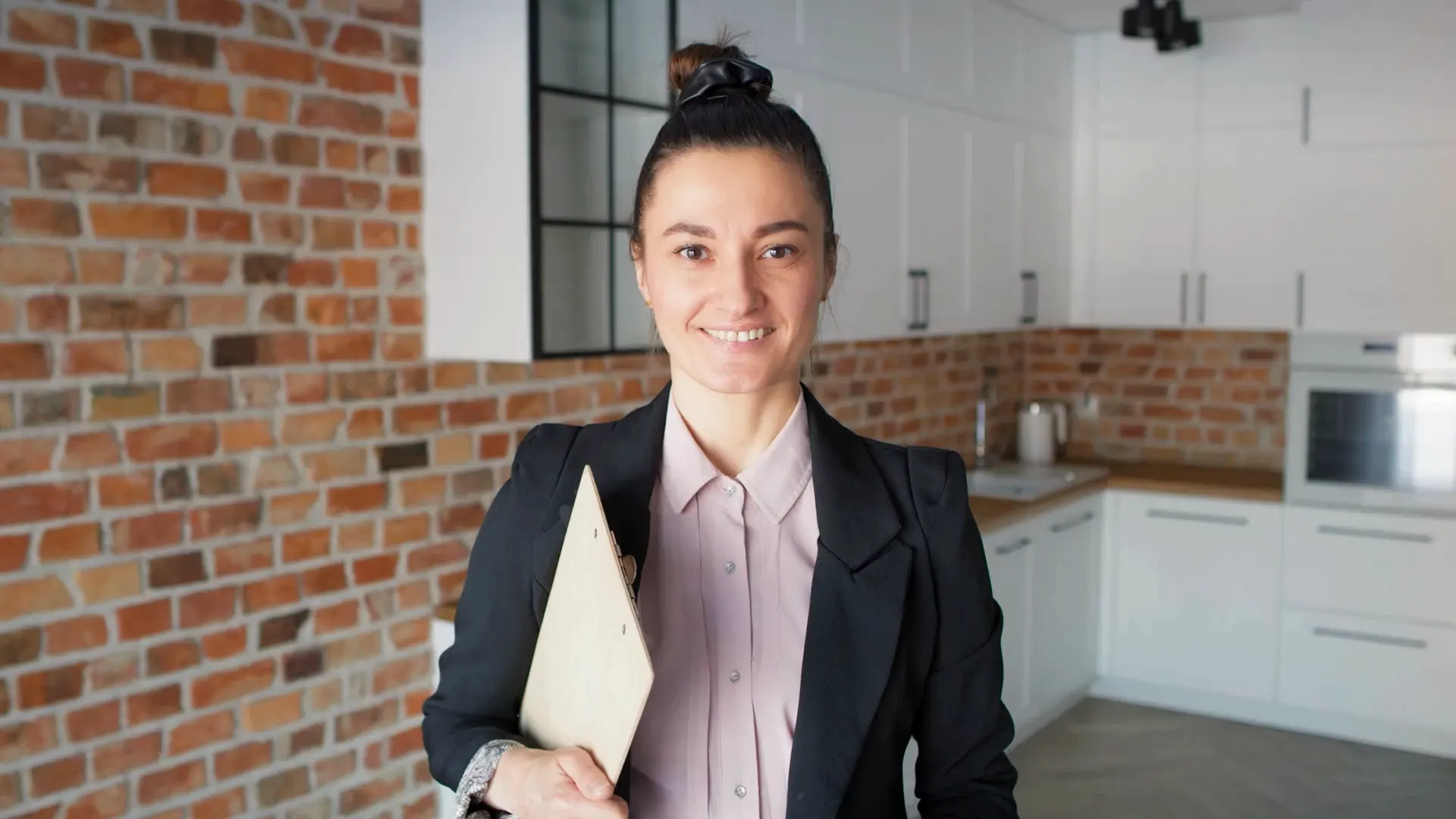 Ejecutiva mostrando las llaves de tu nuevo hogar