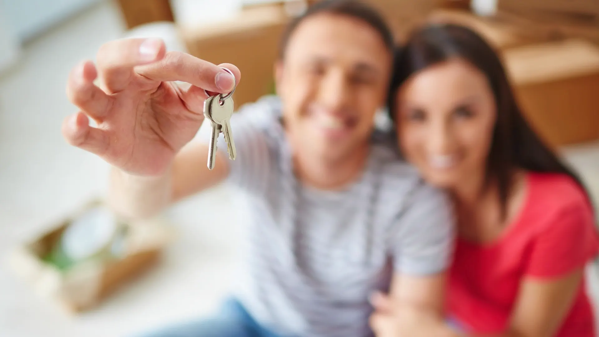 Ejecutiva mostrando las llaves de tu nuevo hogar